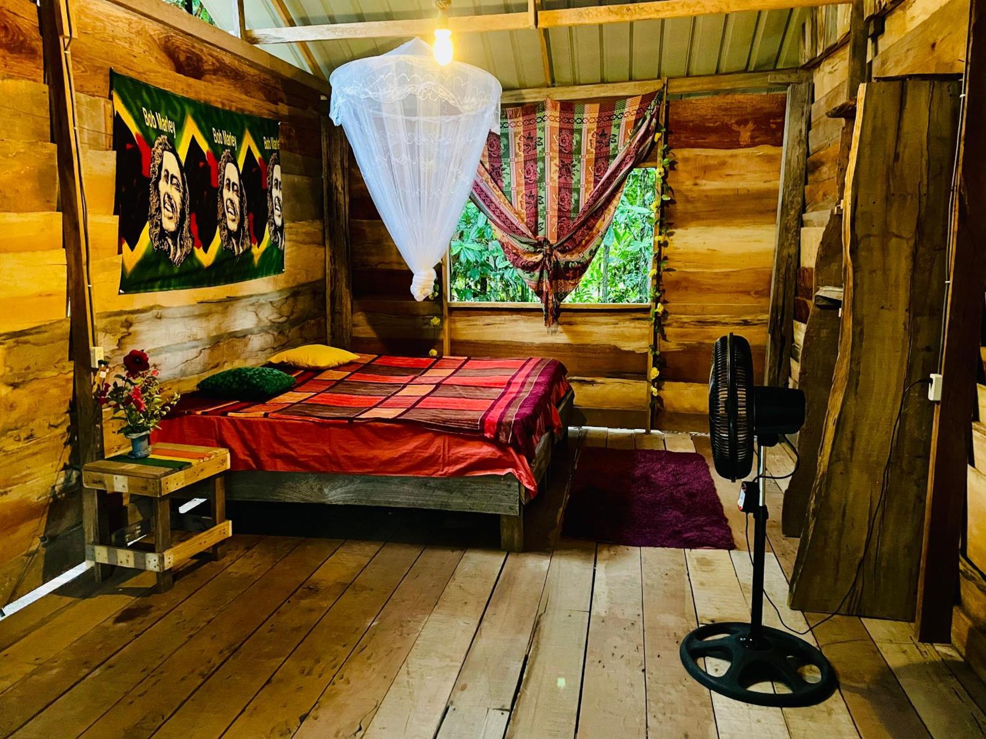 Land Of Promise - Reggae Bar & Eco Village Zanderij المظهر الخارجي الصورة